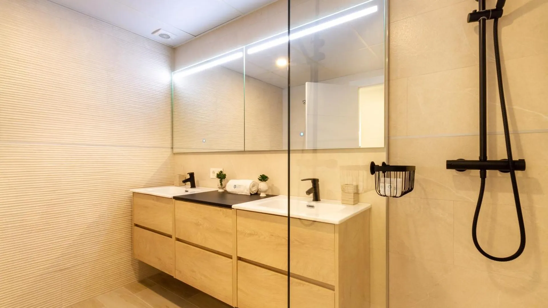 Marbella Banus Suites - Harbour Seafront Apartment