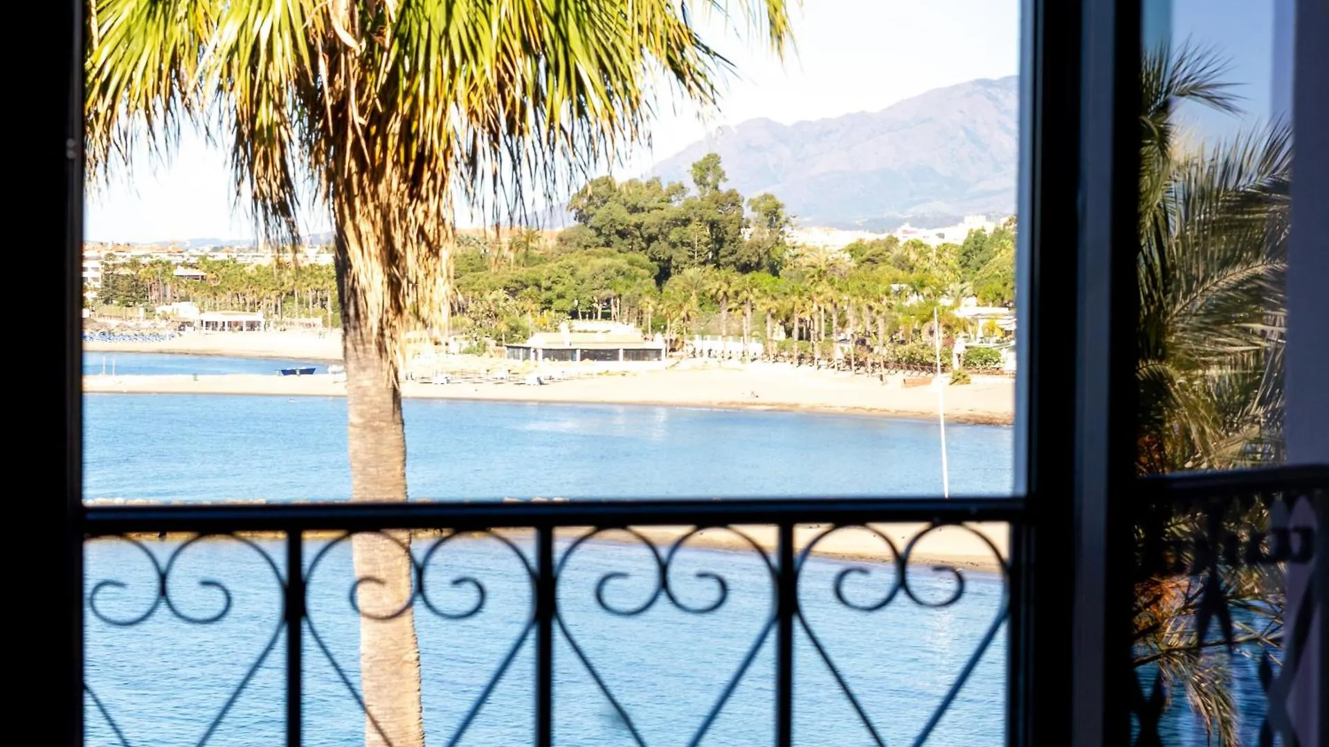 Marbella Banus Suites - Harbour Seafront Apartment