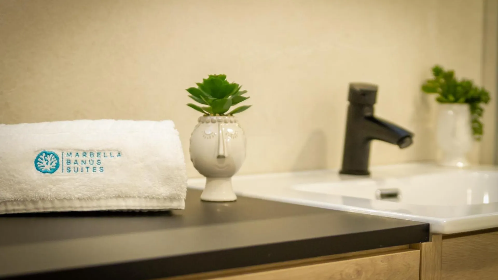 Marbella Banus Suites - Harbour Seafront Apartment