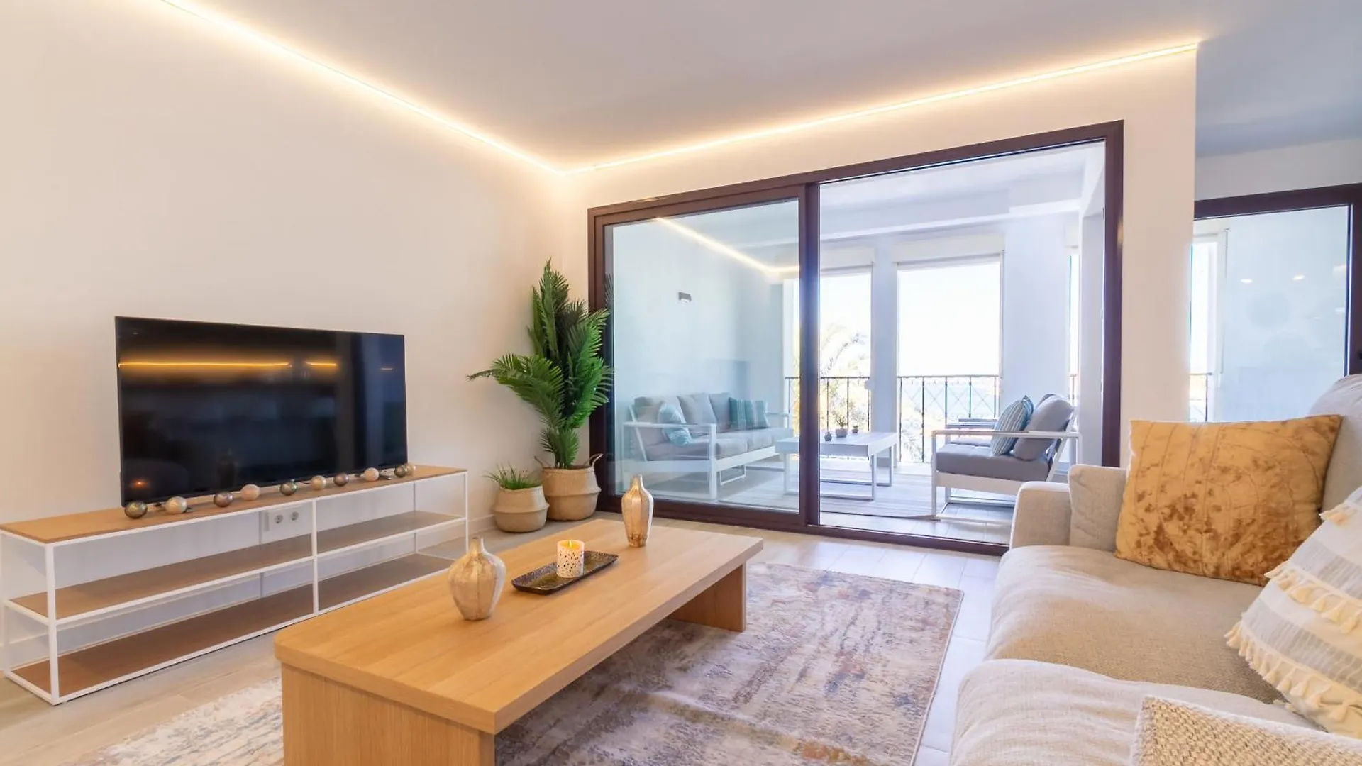 Marbella Banus Suites - Harbour Seafront Apartment