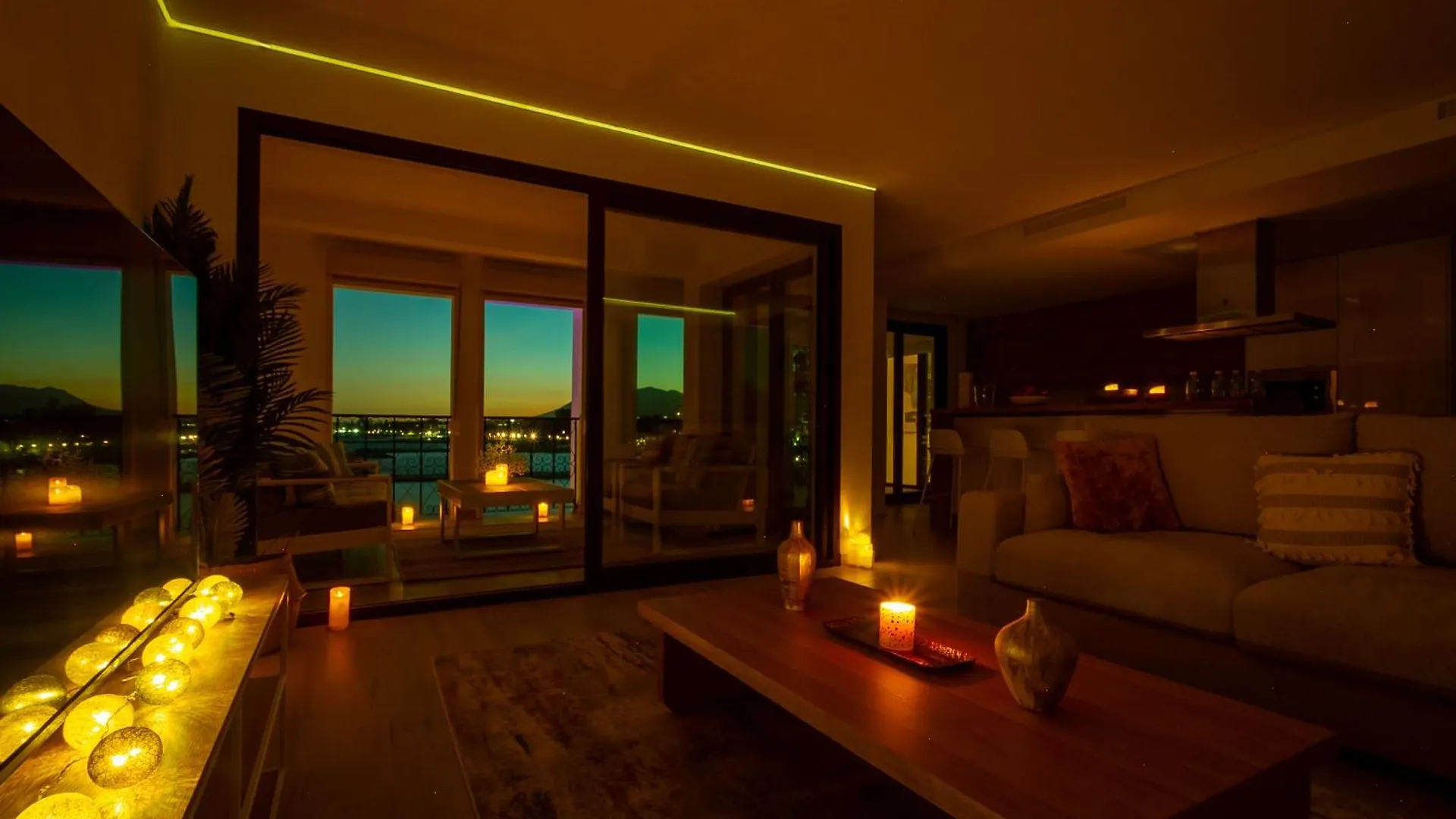Marbella Banus Suites - Harbour Seafront Apartment