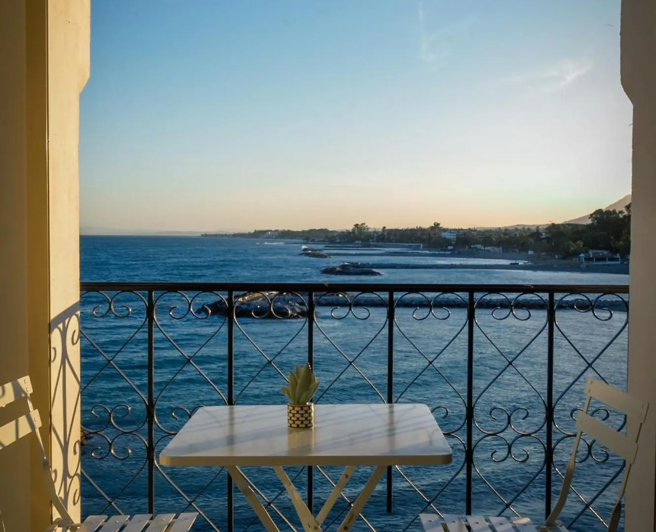 Marbella Banus Suites - Harbour Seafront Apartment