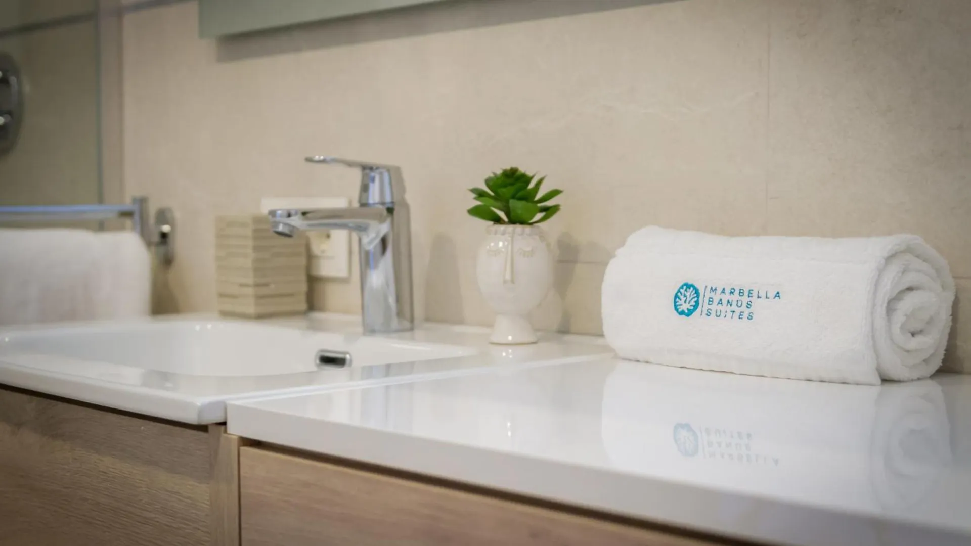 Marbella Banus Suites - Harbour Seafront Apartment
