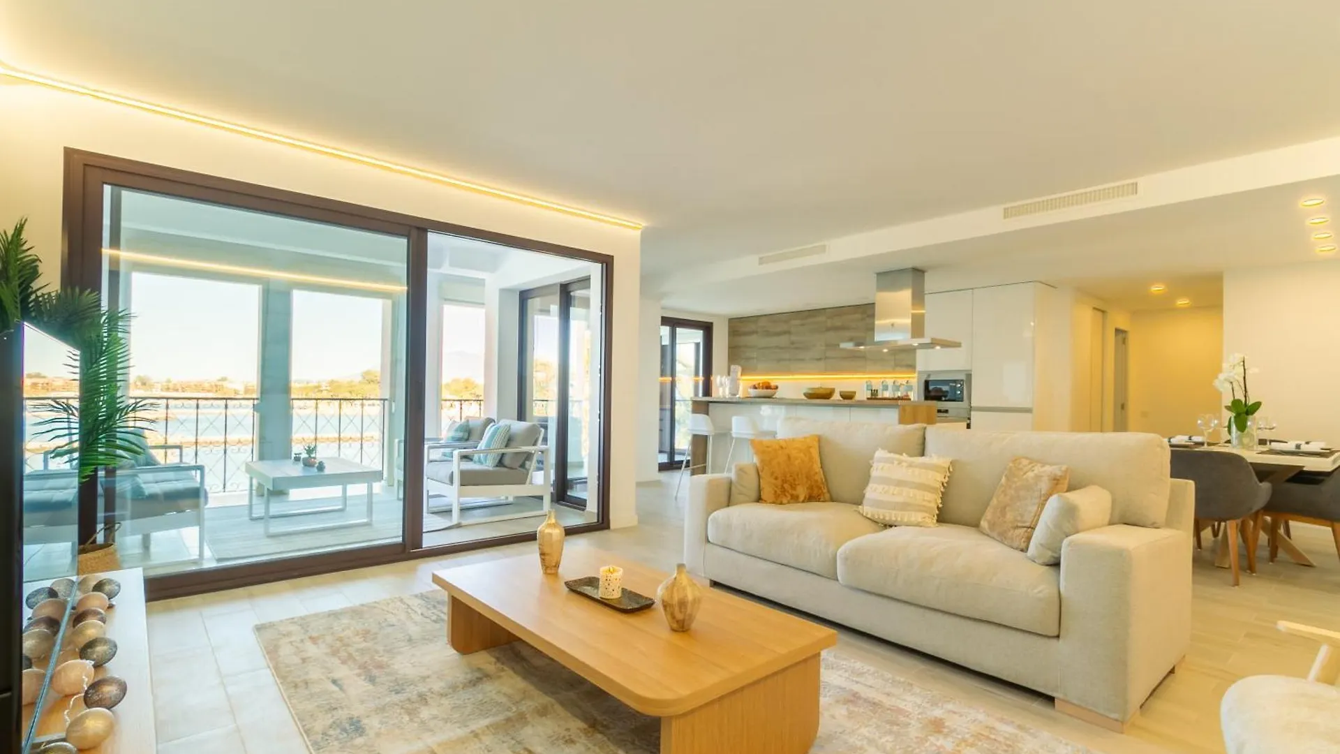 Marbella Banus Suites - Harbour Seafront Apartment