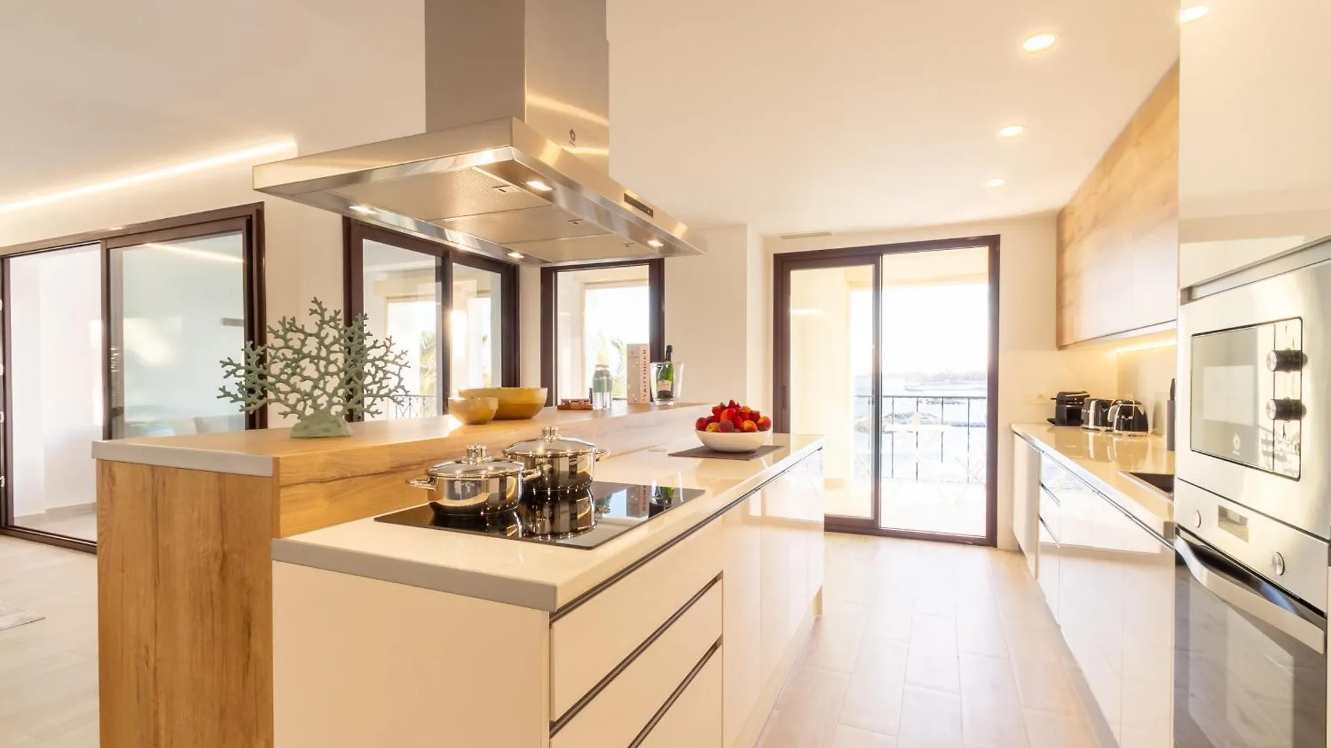 Marbella Banus Suites - Harbour Seafront Apartment