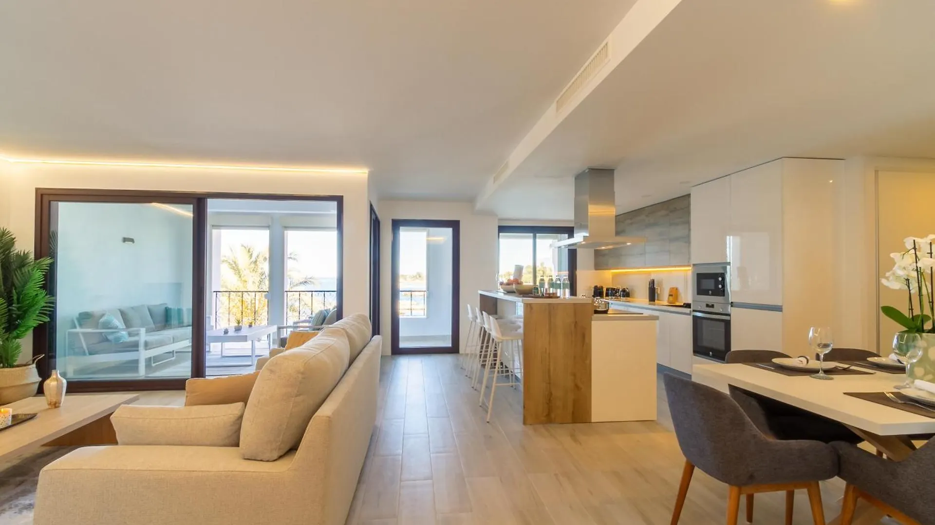 Marbella Banus Suites - Harbour Seafront Apartment
