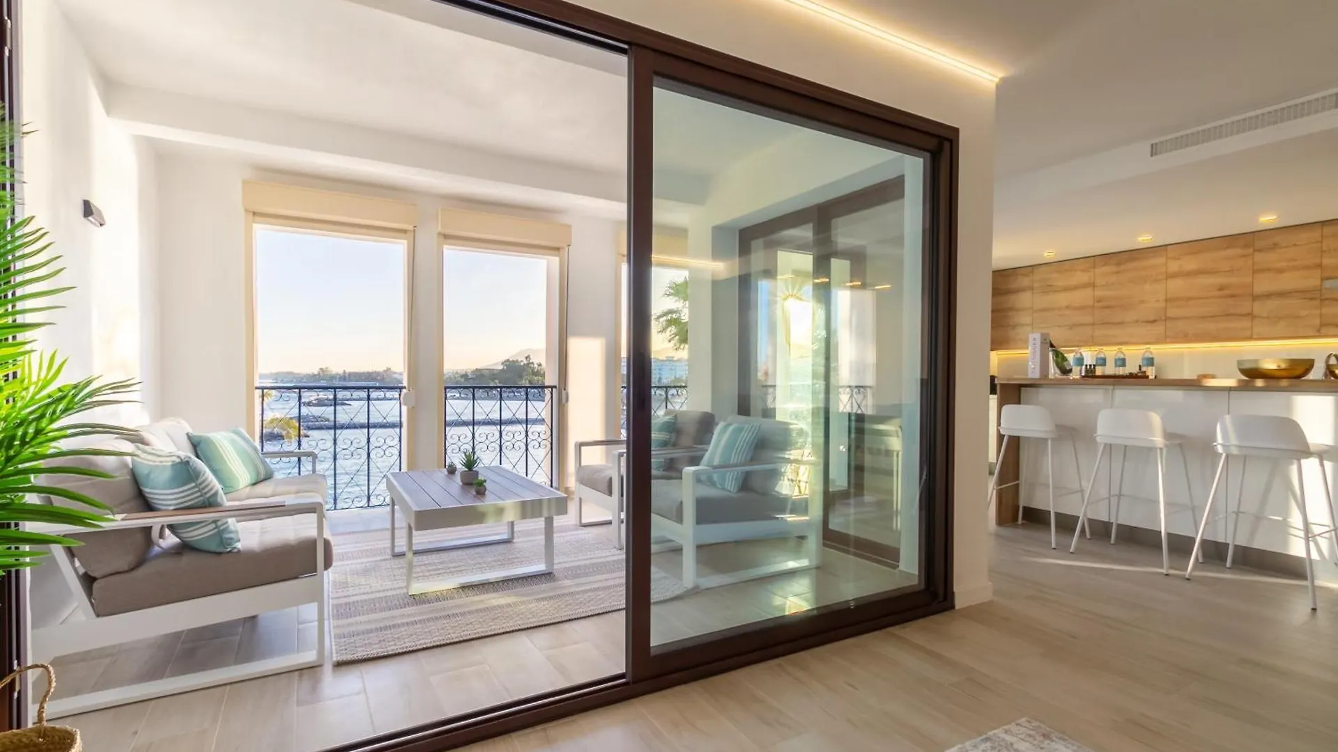 Marbella Banus Suites - Harbour Seafront Apartment
