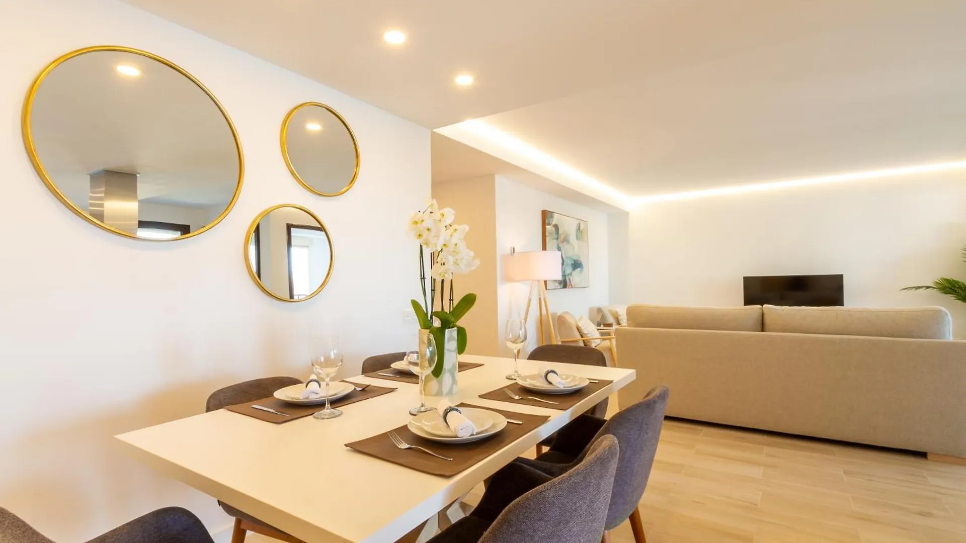 Marbella Banus Suites - Harbour Seafront Apartment